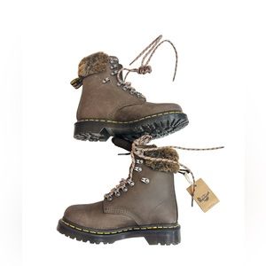 NWOB Dr Martens 1460 Serena Collar Faux Fur Lined Lace Up Boots Brown Sz 6